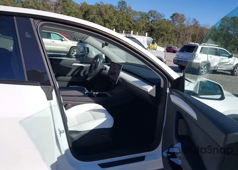 2024 Tesla Model Y Long Range Dual Motor All-Wheel Drive/Rwd z USA, uszkodzony, nr VIN 7SAYGDED6RA325431